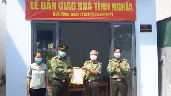 Công an tỉnh Trà Vinh bàn giao nhà nghĩa tình đồng đội ảnh 3