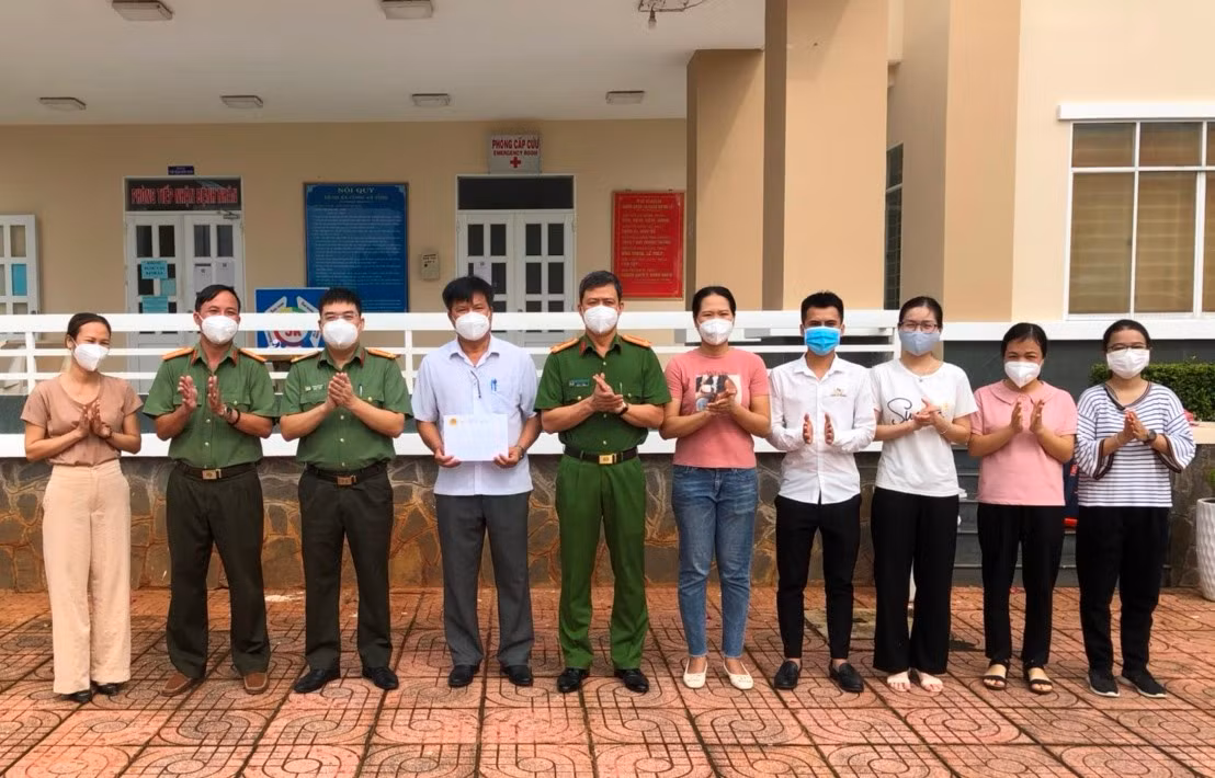Đoàn cán bộ, nhân viên y tế xung phong ra huyện Côn Đảo hỗ trợ tiêm vaccine -0