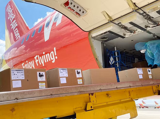 Chuyến bay Vietjet chở 200 máy thở cao cấp, hiện đại từ Đức đã hạ cánh xuống sân bay Tân Sơn Nhất -0