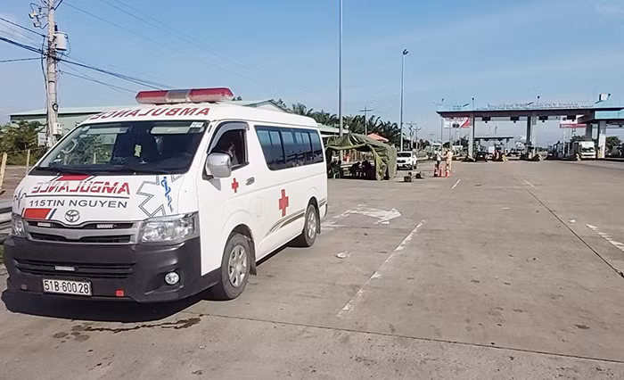 Xe cứu thương chở người vượt chốt kiểm soát phòng chống dịch sai quy định -0