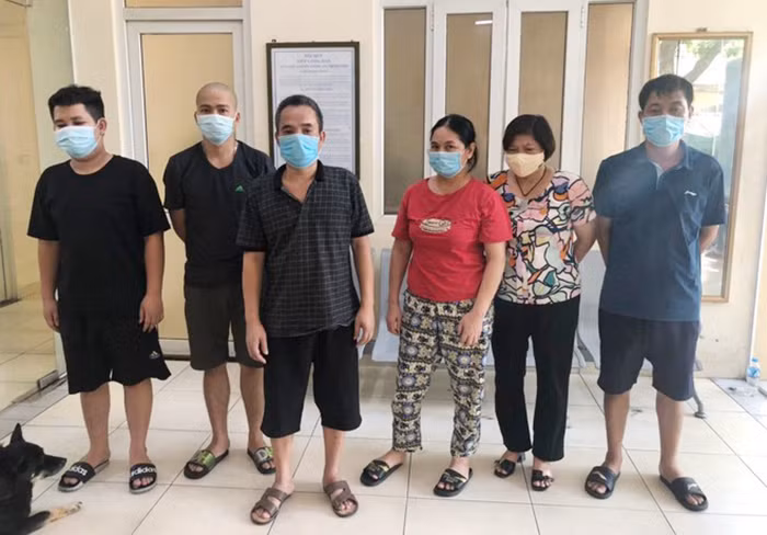 Tụ tập đánh bạc khi thành phố thực hiện giãn cách -0