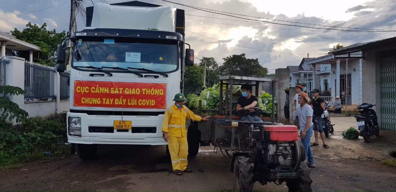 Phụ nữ, thanh niên Cục CSGT tặng quà CBCS trực các chốt chống dịch COVID -19 -0