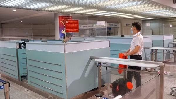 Sớm chấm dứt cảnh thiếu phương tiện công cộng giá rẻ ở sân bay Tân Sơn Nhất ảnh 1