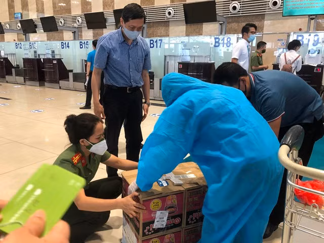 Xúc động chia tay tiễn 46 y, bác sĩ CAND lên đường chi viện TP Hồ Chí Minh chống dịch -0