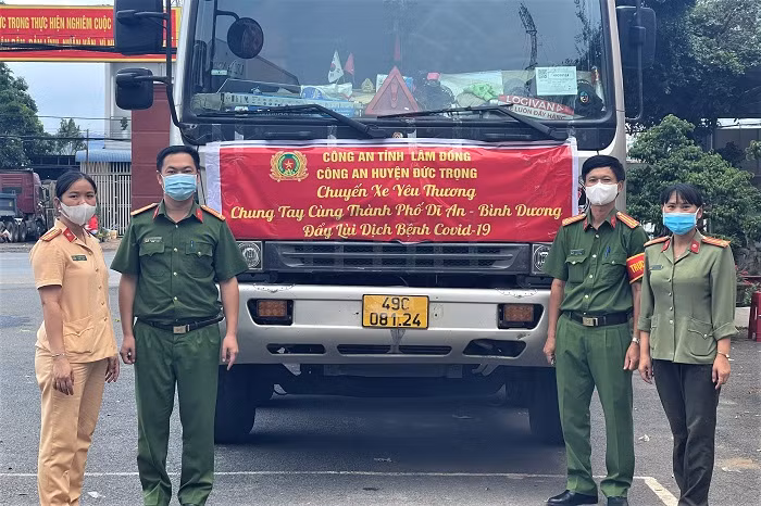 Công an Lâm Đồng tiếp tục hỗ trợ bà con vùng dịch hàng chục tấn rau -0