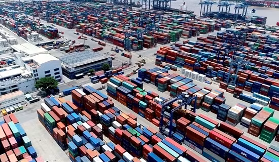 Tăng tốc giải phóng hàng container ùn tắc ở cảng Cát Lái