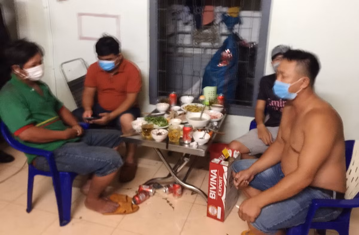 Gặp tổ tuần tra chống dịch, vứt bỏ ma túy bên đường vẫn không thoát được -0