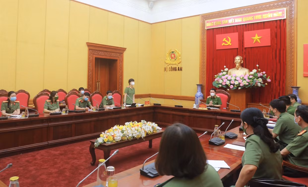 Thứ trưởng Lê Quốc Hùng làm việc với Cục Hồ sơ nghiệp vụ -0
