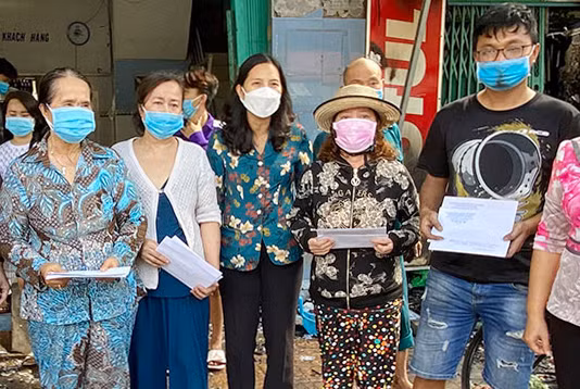 Kịp thời đưa 5 người thoát nạn khỏi đám cháy an toàn -0