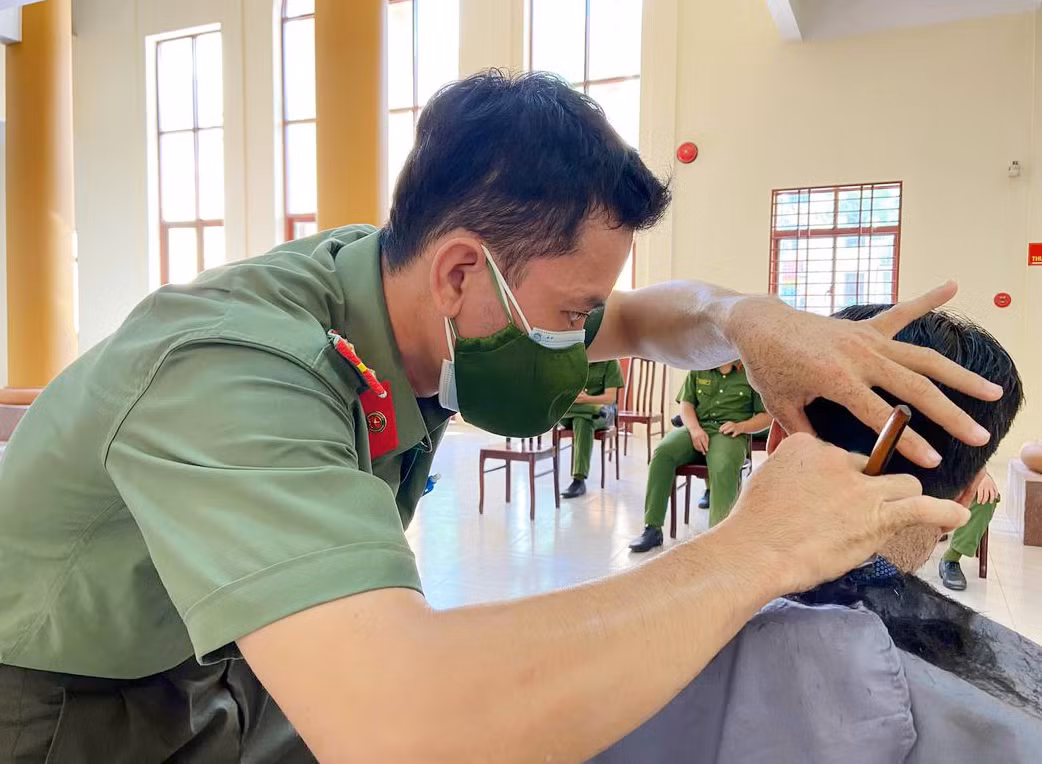 Những “thợ cắt tóc bất đắc dĩ” giúp đồng đội giữ nghiêm Điều lệnh trong lúc dịch bệnh -0