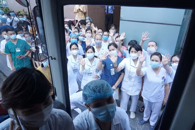 Hàng trăm chiến sĩ áo trắng tiếp tục lên đường vào tâm dịch phía Nam -0