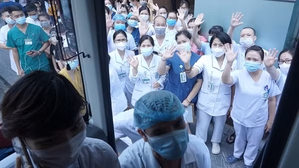 Hạnh phúc ngày trở về của những “chiến sĩ áo trắng” ảnh 3