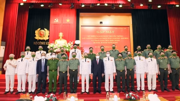 Chủ tịch nước Nguyễn Xuân Phúc trao tặng Huy hiệu Đảng cho đảng viên trong Đảng bộ Công an Trung ương
