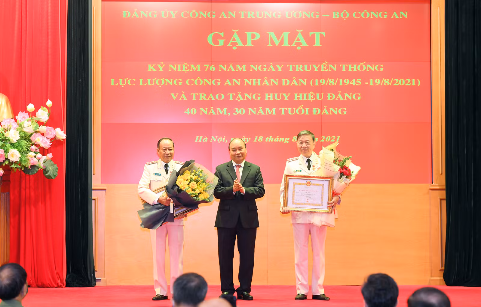 Chủ tịch nước Nguyễn Xuân Phúc trao tặng Huy hiệu Đảng cho đảng viên trong Đảng bộ Công an Trung ương -0