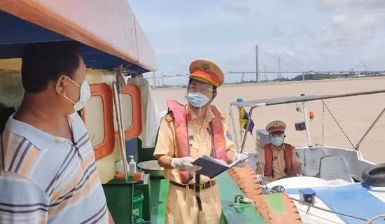 Cảnh sát đường thủy căng mình thực hiện “nhiệm vụ kép”