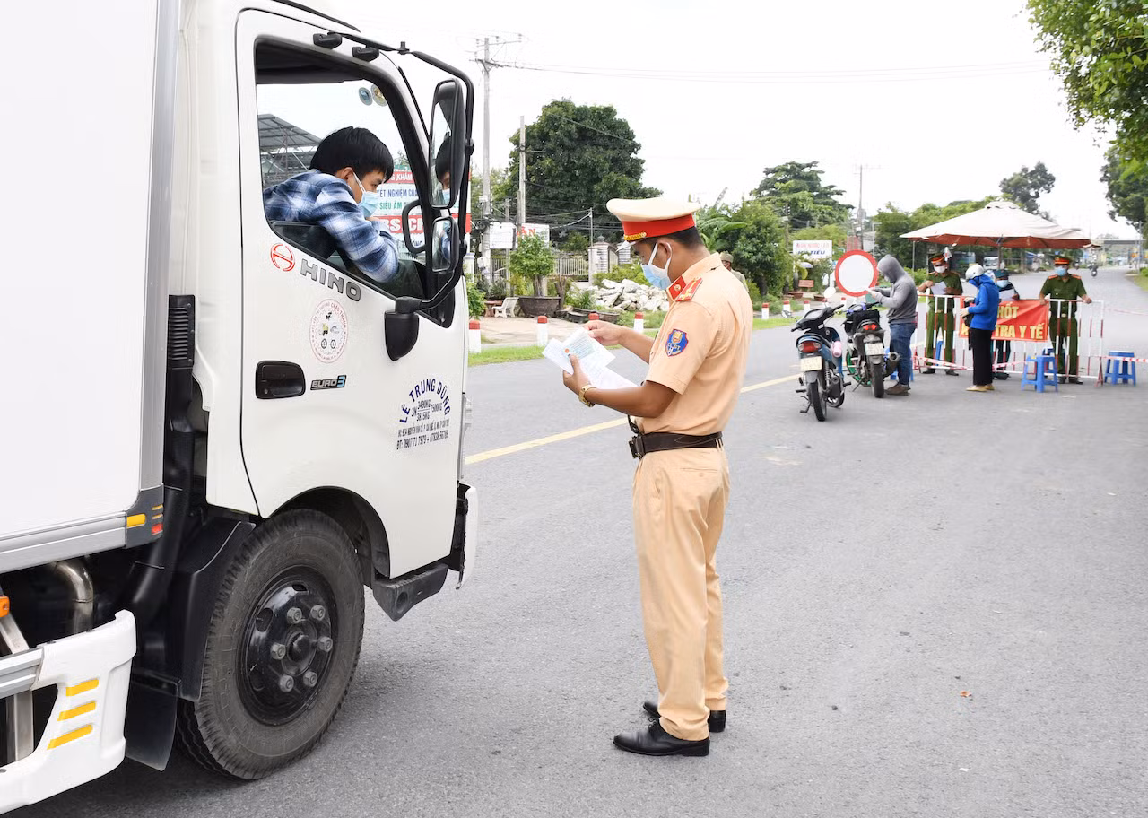 Trà Vinh giãn cách thêm 2 tuần, ưu tiên tiêm vaccine cho 30.000 công nhân -0