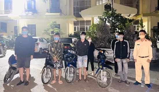 Ngăn chặn, xử lý hơn 200 “quái xế” bốc đầu xe máy, lạng lách, đánh võng ảnh 5