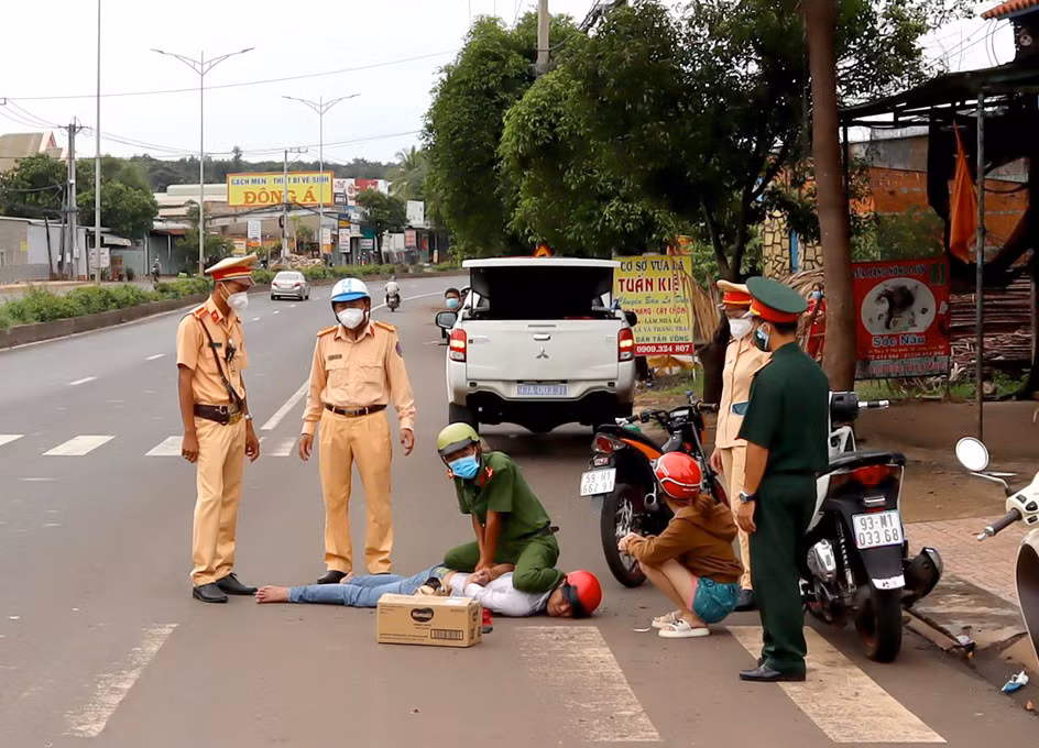 Bắt đôi nam nữ giấu ma túy trong các bịch cà phê -0