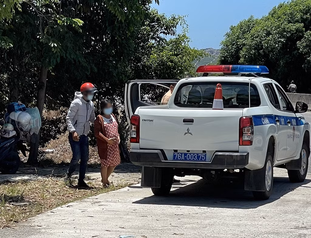 Sản phụ chuyển dạ trên đường về quê được CSGT đưa tới bệnh viện cấp cứu -0