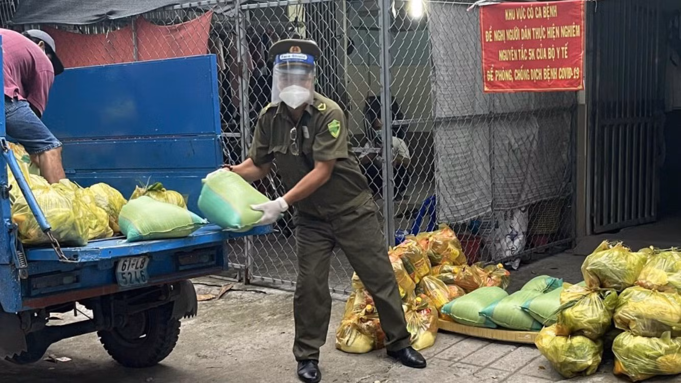Lan tỏa hành động đẹp của cán bộ, chiến sĩ Công an trong cao điểm phòng, chống dịch -0