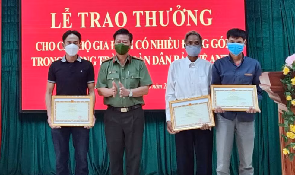Tặng Bằng khen cho 3 hộ gia đình hiến đất xây trụ sở&nbsp;cho Công an xã -0