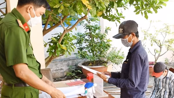 Phá sòng bạc trong sới gà để... ngừa COVID-19 ảnh 4