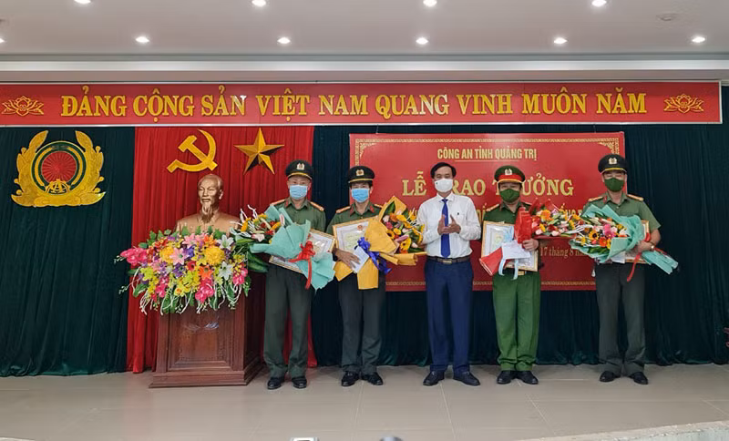 Trao thưởng các đơn vị phá chuyên án đánh bạc hàng trăm tỉ đồng -0
