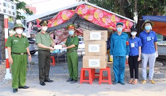 Khen thưởng hàng trăm CBCS Công an tỉnh Bình Dương vì hoàn thành tốt “mục tiêu kép” ảnh 3