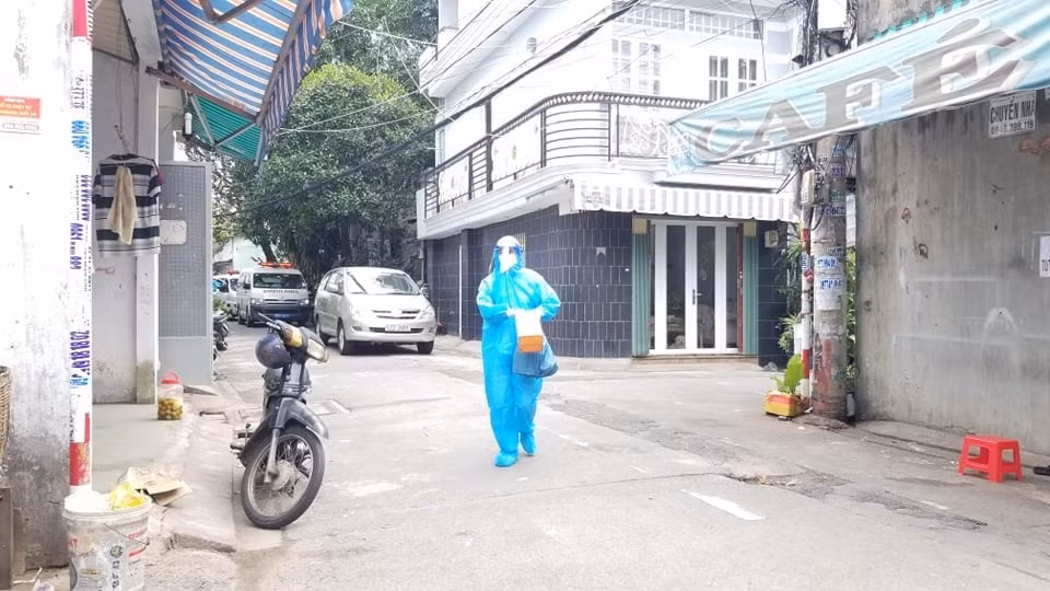“Đi từng ngõ, gõ từng nhà” tiêm vaccine COVID-19 cho người cao tuổi -0