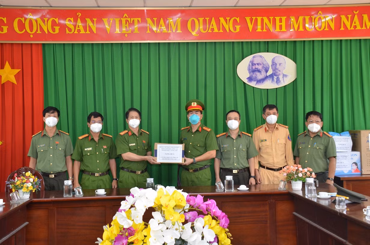 Công an tỉnh Bà Rịa – Vũng Tàu thăm, tặng quà hỗ trợ công tác phòng, chống dịch bệnh COVID-19 -0