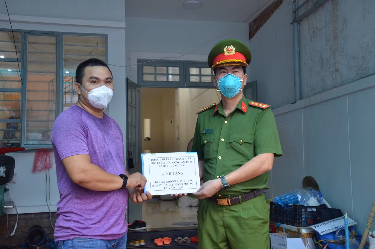 Công an tỉnh Bà Rịa – Vũng Tàu thăm, tặng quà hỗ trợ công tác phòng, chống dịch bệnh COVID-19 -0