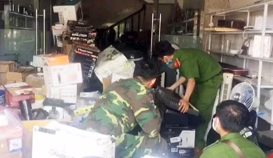 Khởi tố, bắt tạm giam vợ cán bộ Biên phòng trong vụ phát hiện kho hàng lậu ở An Giang ảnh 4