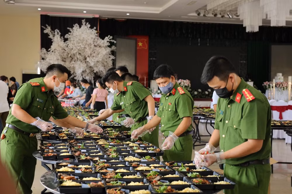 Lực lượng Công an nấu hàng ngàn suất cơm tặng người dân cách ly -0