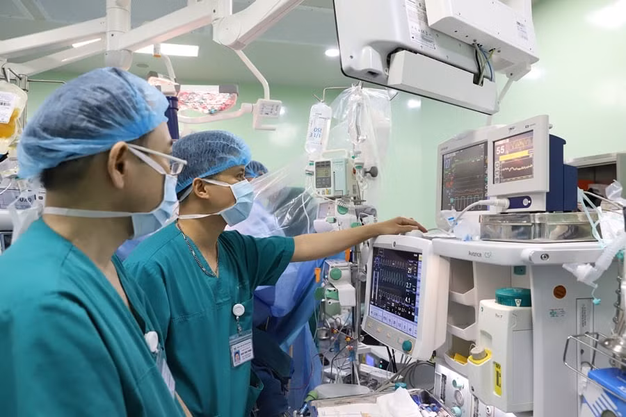 Giành lại sự sống cho bé gái 18 tháng tuổi ung thư gan giai đoạn cuối -0