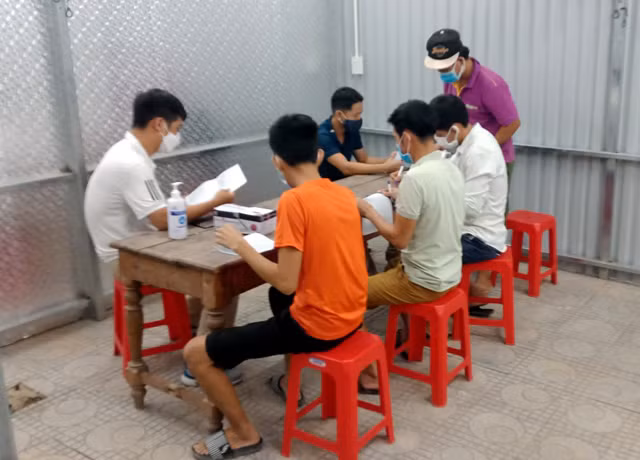 Tài xế ô tô và 5 công nhân về từ vùng dịch khai báo y tế gian dối -0