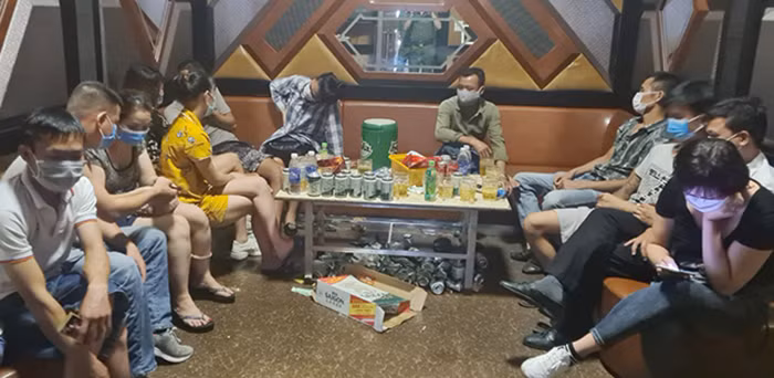 Xử phạt chủ quán karaoke và nhóm người vi phạm quy định phòng chống dịch bệnh COVID- 19 -0