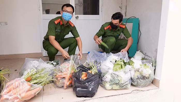 Những người lính nơi tuyến đầu chống dịch -0