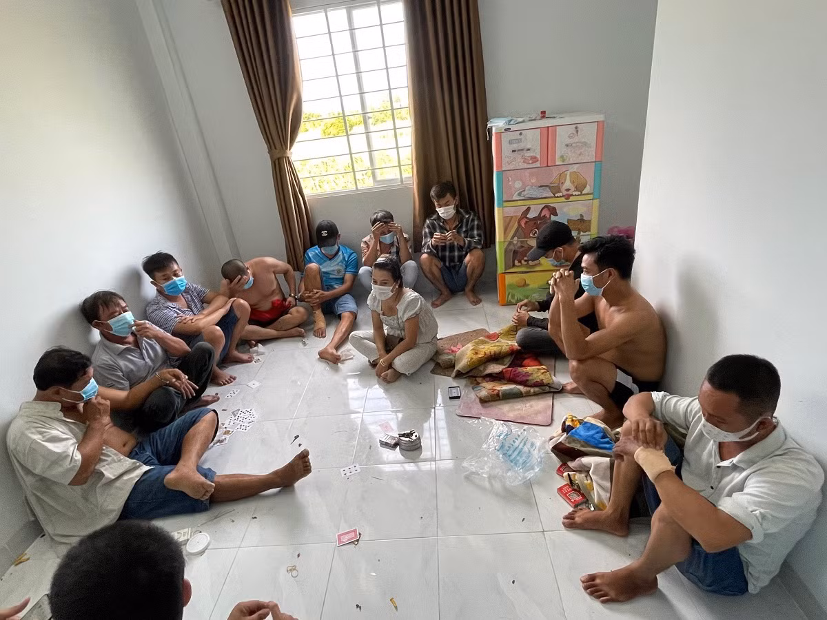 Triệt phá một tụ điểm đánh bạc giữa mùa dịch -0