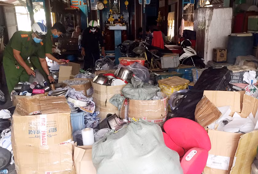 Khởi tố 2 đối tượng trong vụ phát hiện hàng lậu trong nhà vợ và chị vợ của cán bộ Biên phòng -0