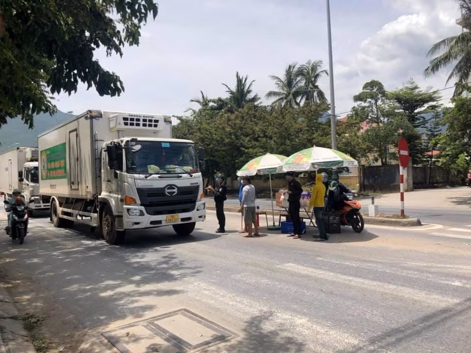Sư thầy tặng hơn 400 suất cơm mỗi ngày cho lái xe đường dài và lực lượng làm nhiệm vụ -0