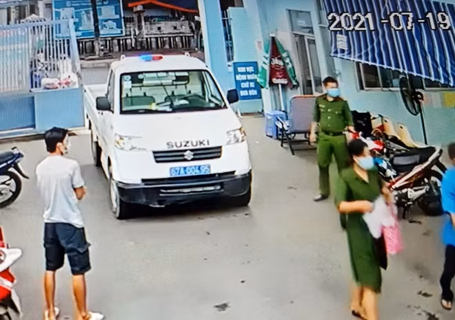 Thượng úy Soàn cùng cán bộ y tế đã nhanh chóng đưa sản phụ T. đến bệnh viện.