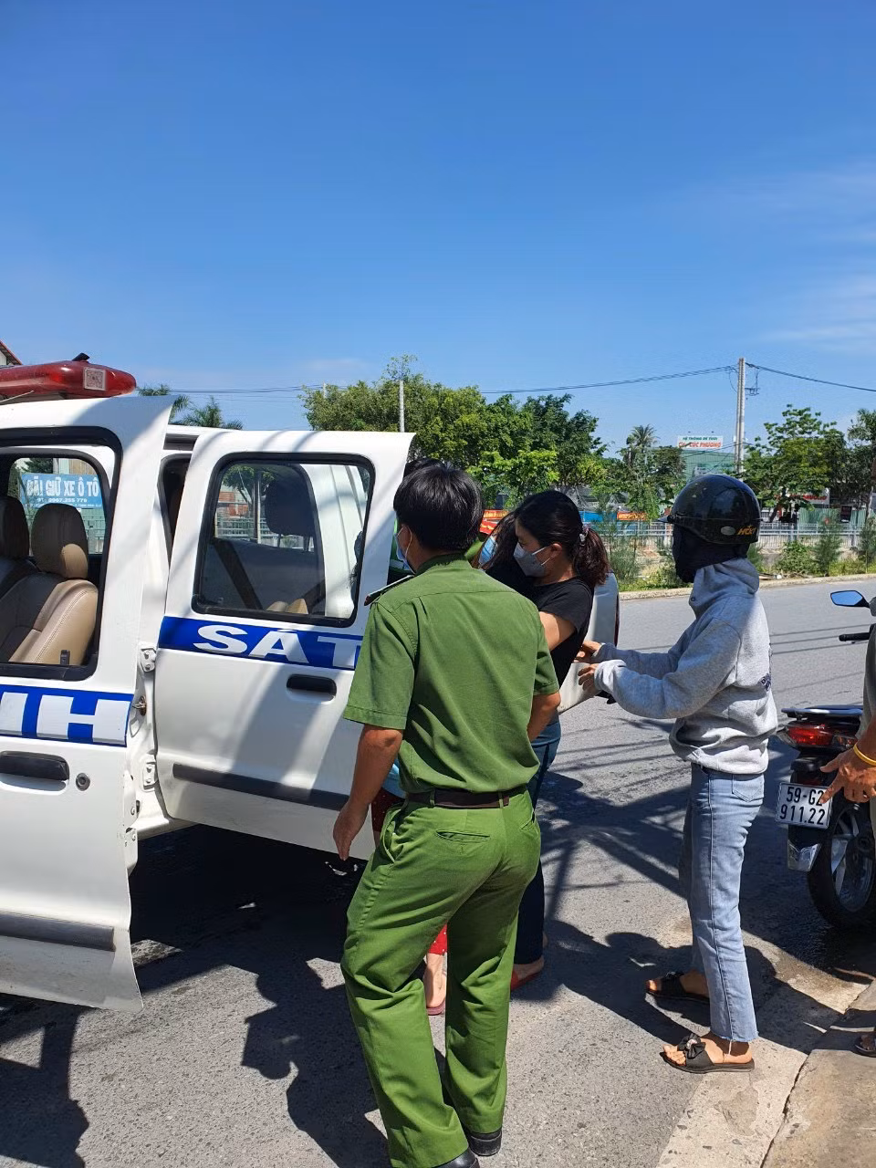 Hỗ trợ sản phụ sinh con ngay trên xe chuyên dụng của Công an phường -0