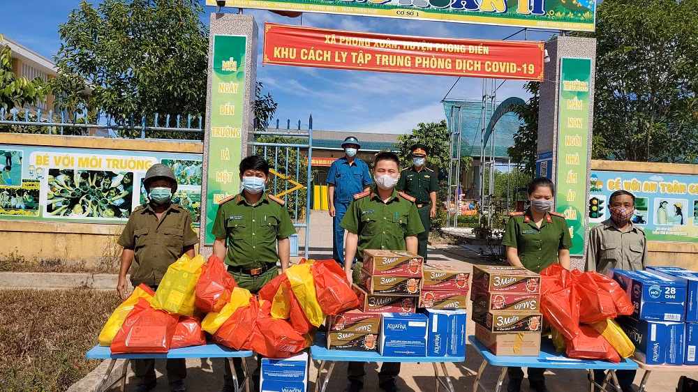 Lực lượng Công an nấu hàng ngàn suất cơm tặng người dân cách ly -0