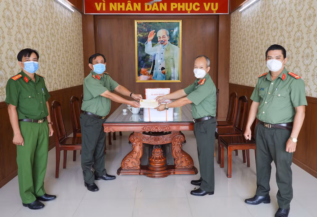 Công an phường&nbsp;giúp dân thu hoạch, thu mua nông sản -0