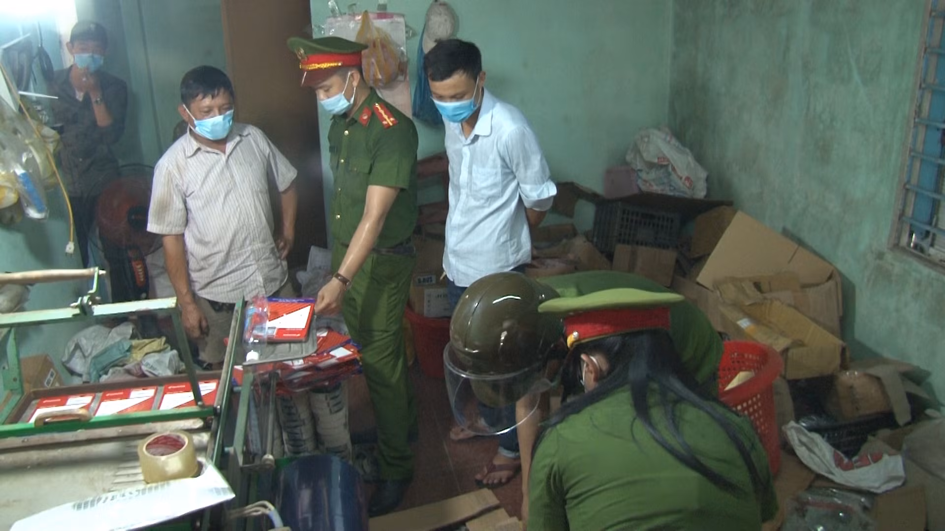Phát hiện 3 cơ sở sản xuất hàng chục nghìn phụ tùng mô tô giả -1