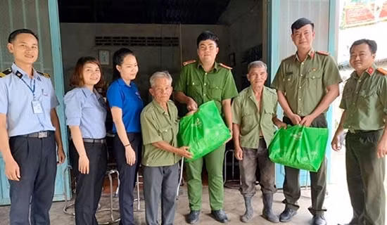Truy tặng Huân chương Bảo vệ Tổ quốc hạng Nhì cho Thiếu tá Lê Huỳnh Nhật Minh ảnh 2