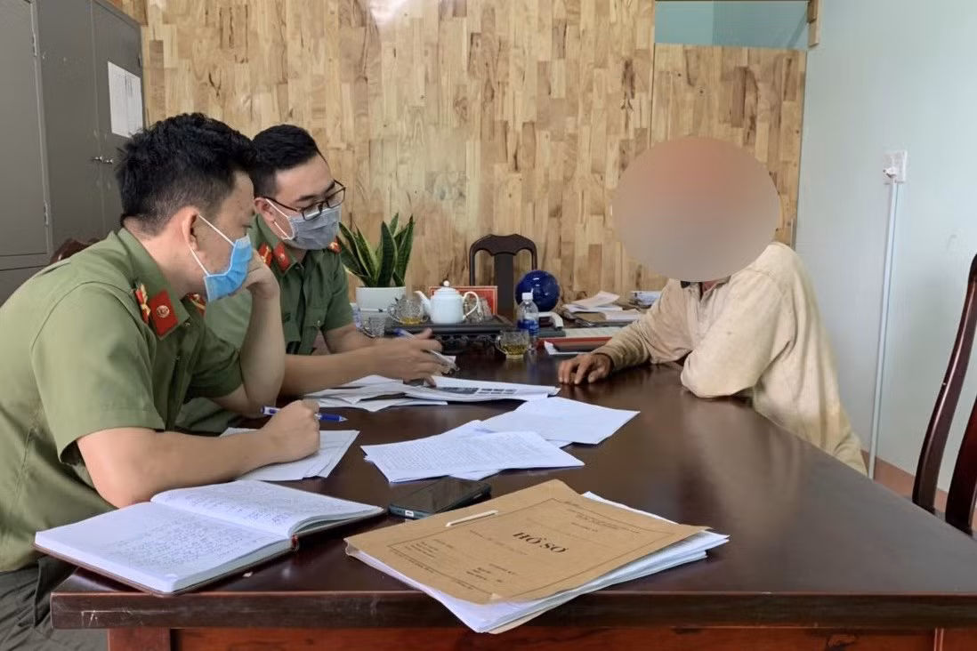 Bạn gái bị đưa đi cách ly, lên Facebook nói xấu Trưởng Công an xã -0