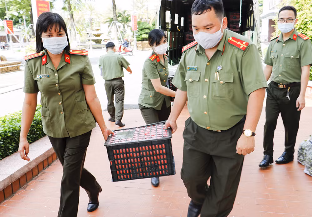 Lan tỏa hành động đẹp của cán bộ, chiến sĩ Công an trong cao điểm phòng, chống dịch -0