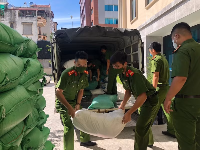 Đoàn thanh niên Công an TP Hà Nội, tặng 2000 phần quà nghĩa tình đến nhân dân -2
