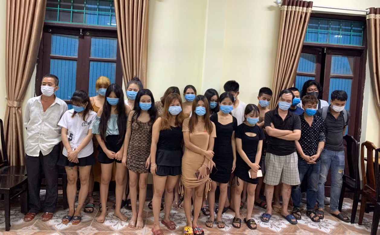 các nhân viên và khách hát bị lực lượng công an kiểm tra phát hiện.jpg -0